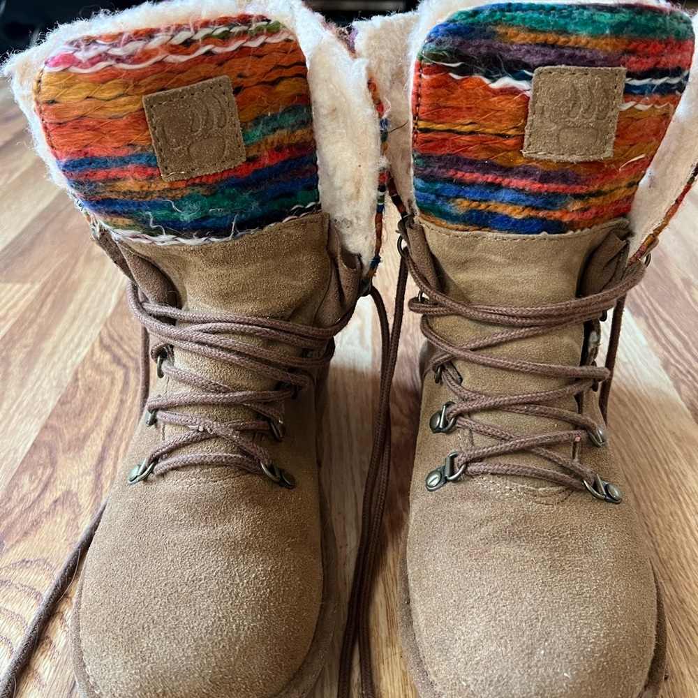 Bear Paw Women’s Maria Twilight Boots lace up-good condition